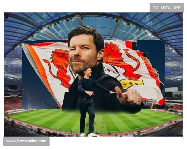 小球迷场边高举“未来球星”标语，德甲赛场温情一刻